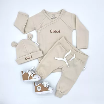 Coffret comprenant un body, un pantalon, des chaussures blanches, avec le nom Chloé