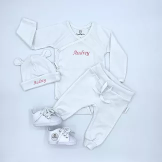 Coffret comprenant un body, un pantalon et des chaussures blanches, avec le nom brodé Audrey