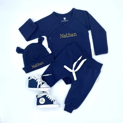 Coffret comprenant un body, un pantalon et des chaussures bleues avec le nom brodé Nathan