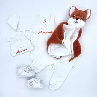 Coffret comprenant un body, un pantalon, des chaussures, un bonnet et un doudou blanc, avec le nom Margaux