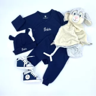 Coffret comprenant un body, un pantalon, des chaussures, un bonnet et un doudou blanc, avec le nom Ines