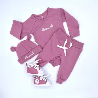 Coffret comprenant un body, un pantalon et des chaussures roses avec le nom brodé Anouck