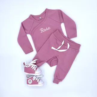 Coffret comprenant un body, un pantalon et des chaussures rose avec le nom brodé rose